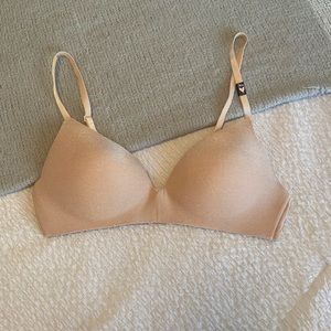 Victoria’s Secret Wireless T-shirt Bra (shimmery nude, 36B)